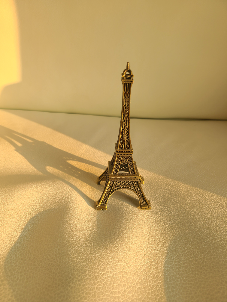 Eiffel Tower statue thumbnail