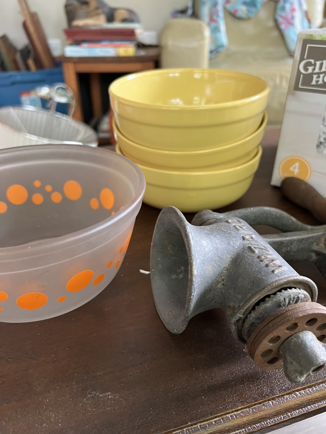 Kitchen bowls and glasses and vintage cracker image indicator(3)