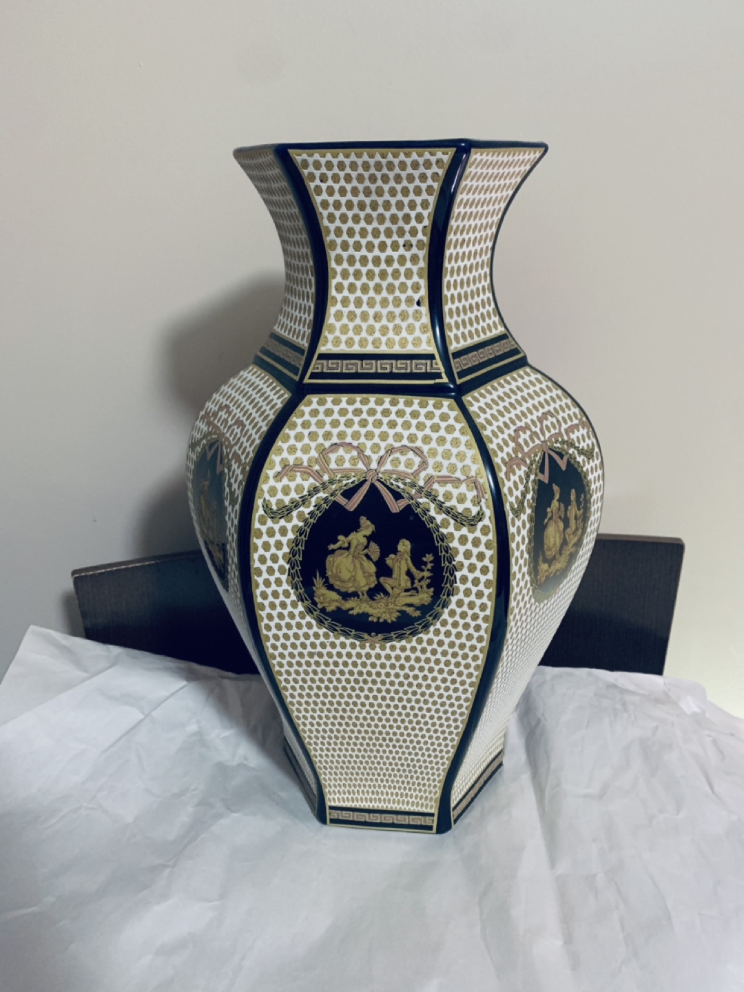 Black & Gold Vase - photo 2