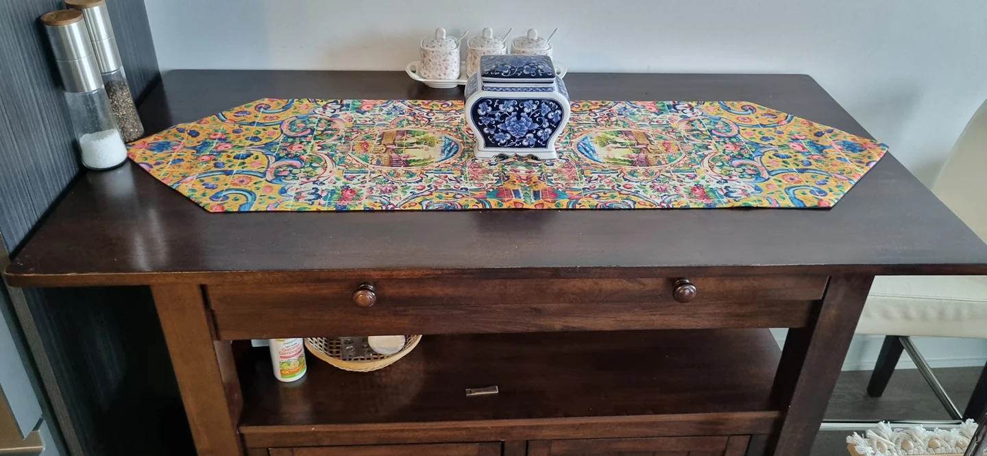 Expandable dining table with chairs