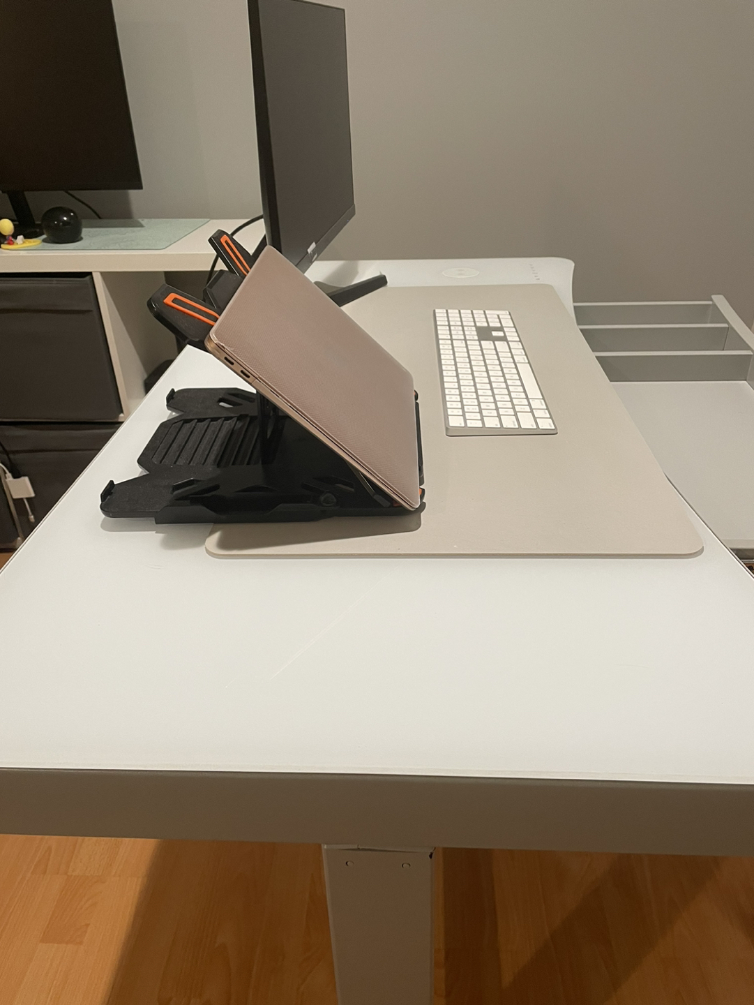 White adjustable sit/stand desk - photo 3