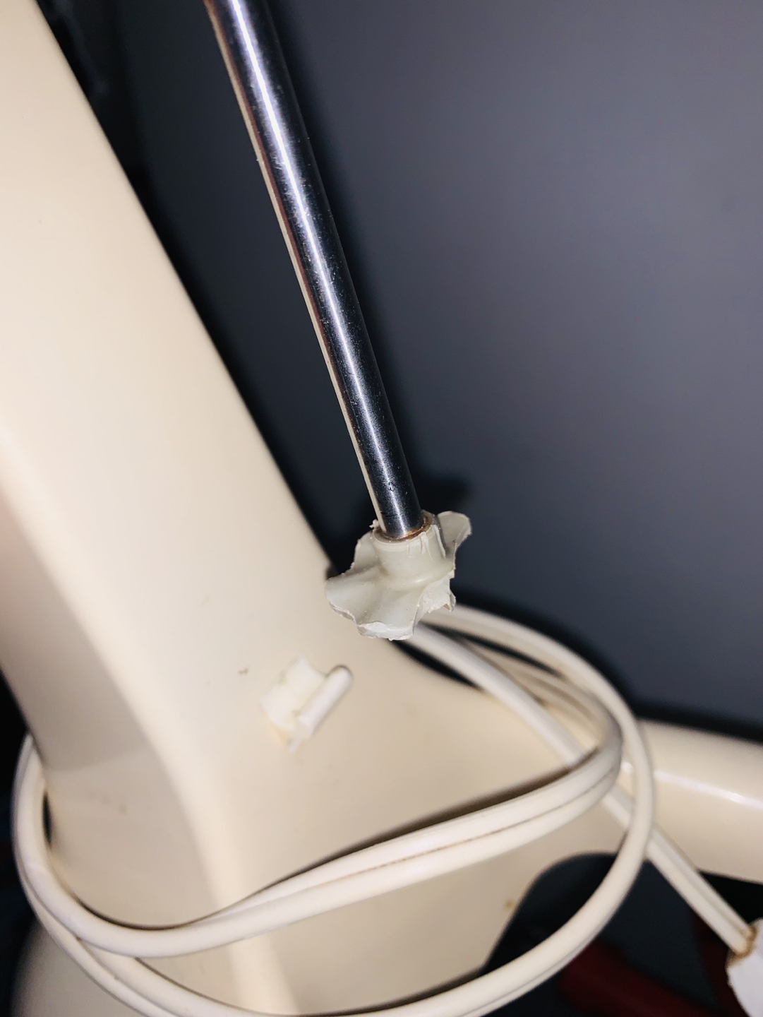 Milk shaker blender with a metal container image indicator(4)