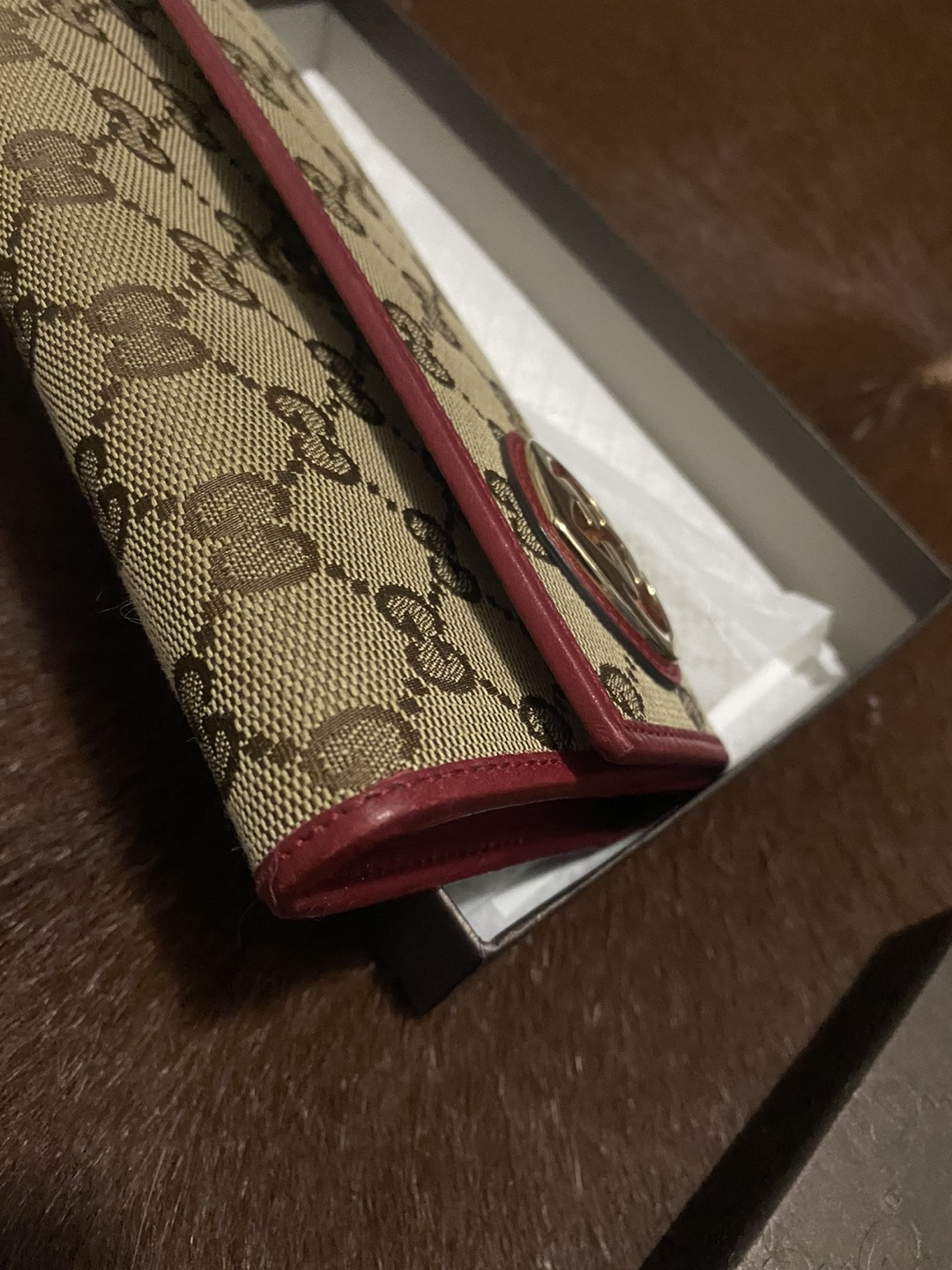 Gucci wallet image indicator(2)