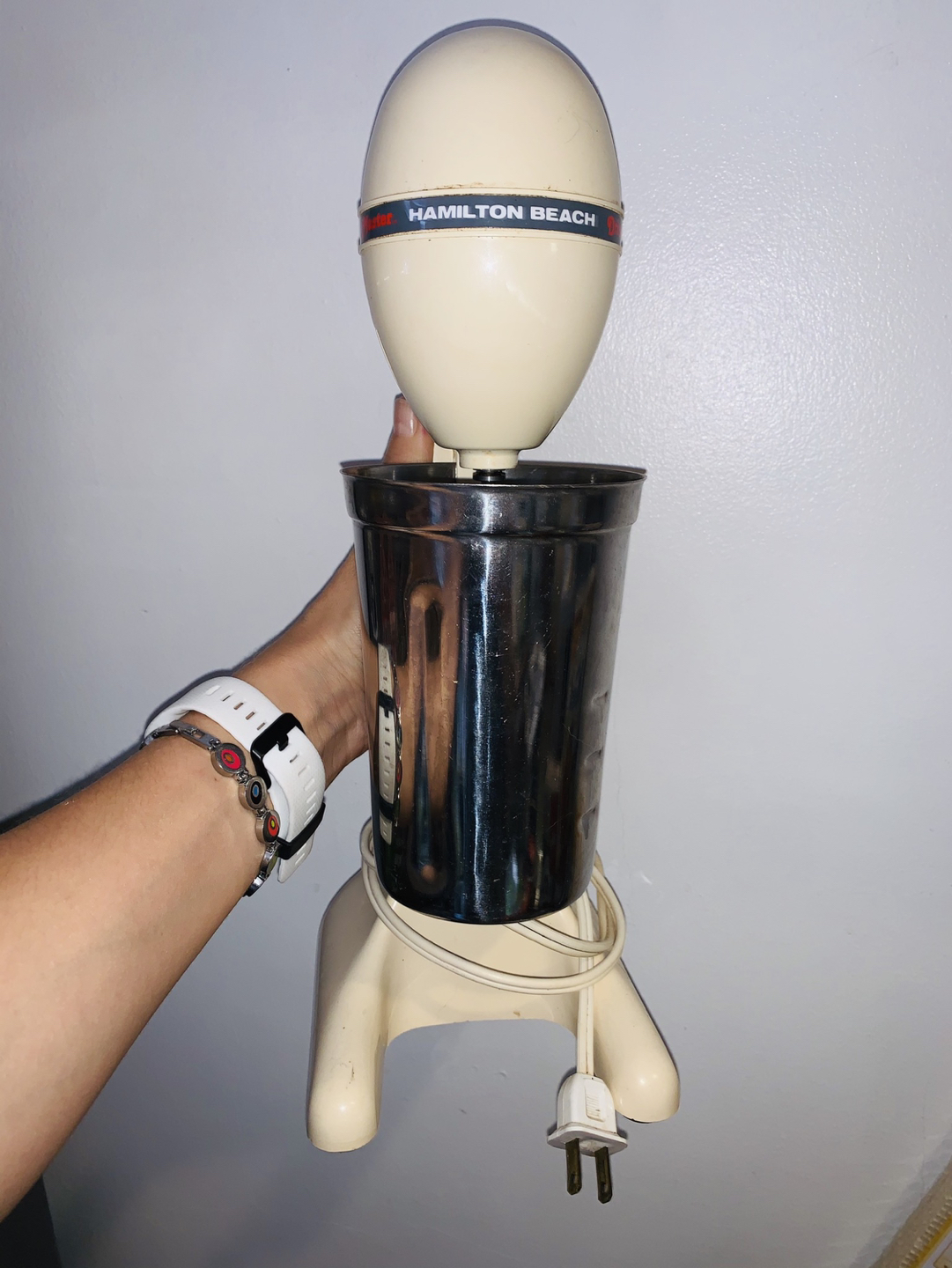 Milk shaker blender with a metal container image indicator(3)