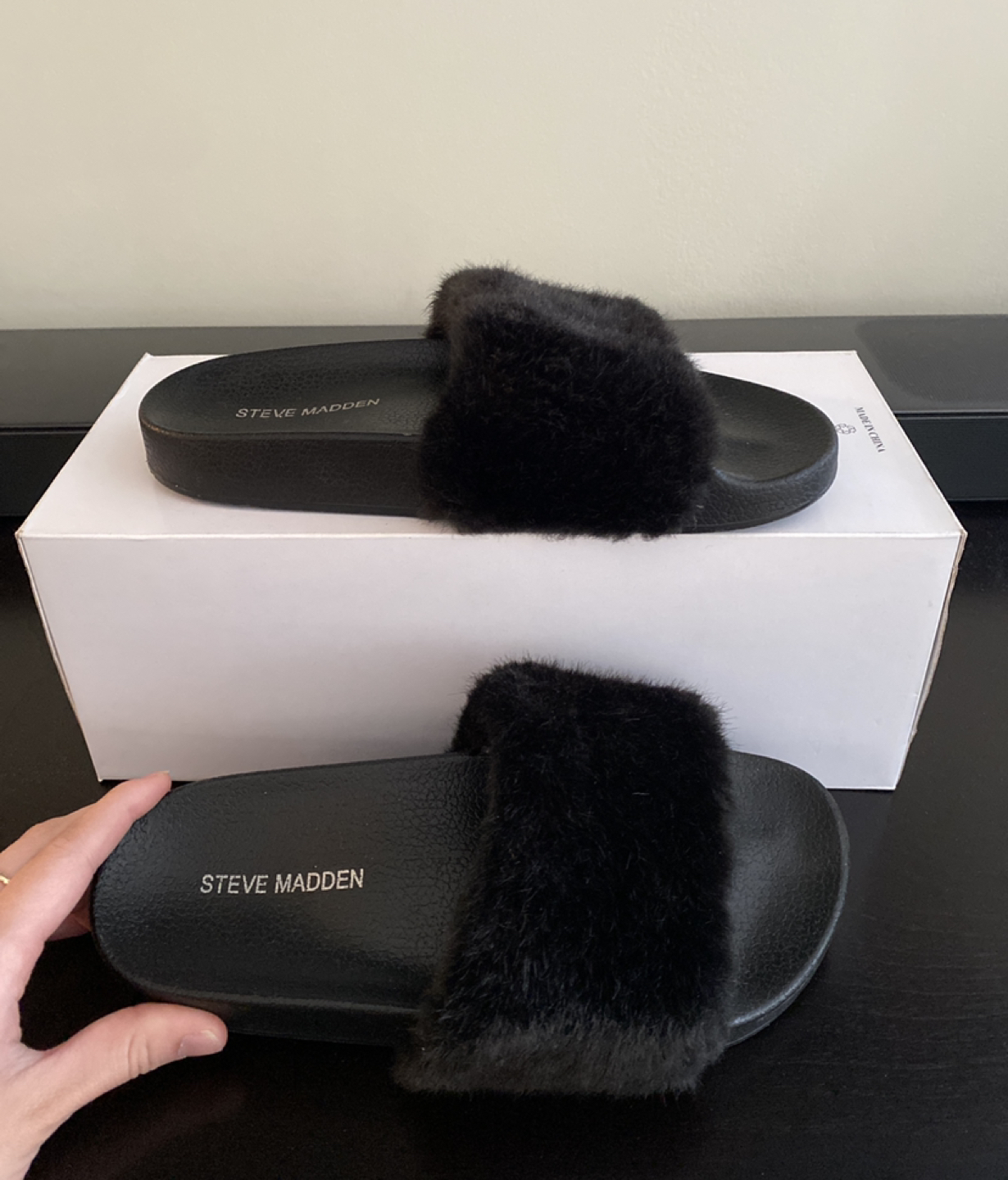 Steve Madden Black Fur Slides (US 5/EUR 35) image indicator(3)