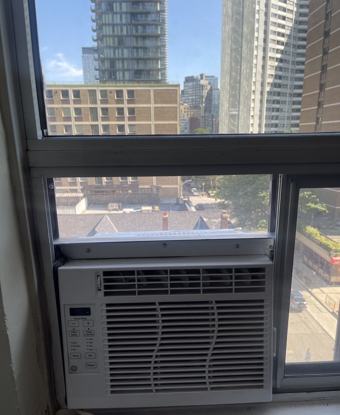 General Electric Air conditioner - 115v – 6050BTU - photo 2