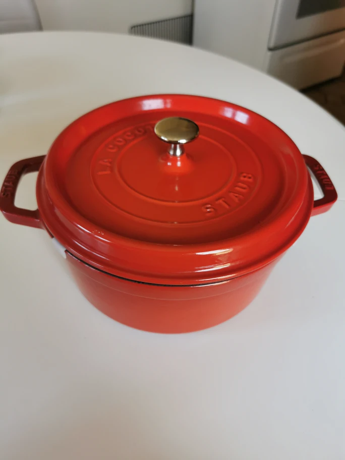 Staub cast iron 3.8L dutch oven