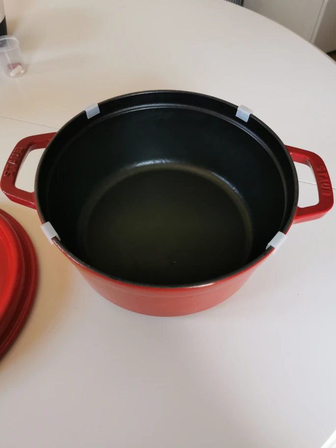 Staub cast iron 3.8L dutch oven image indicator(2)
