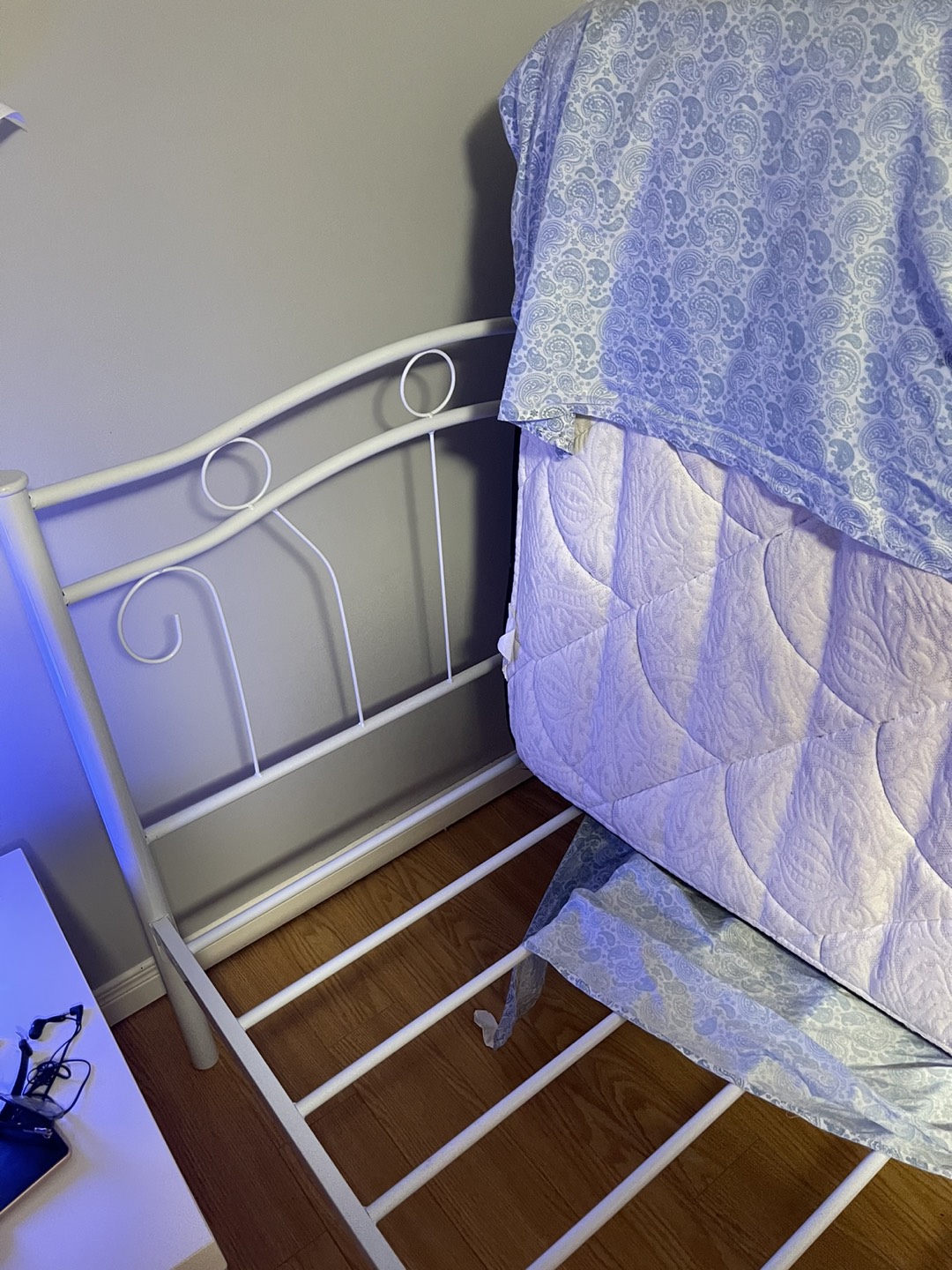 Selling single bed only no mattress - photo 2