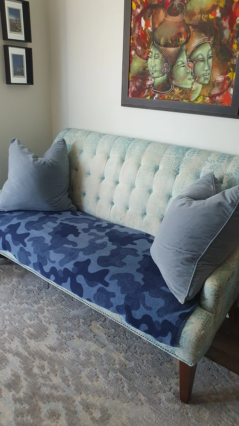 FREE PICK UP Blue/white Fabric Tufted Sofa - photo 4