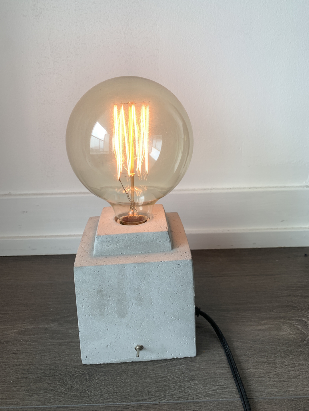 Concrete lamp with edison bulb