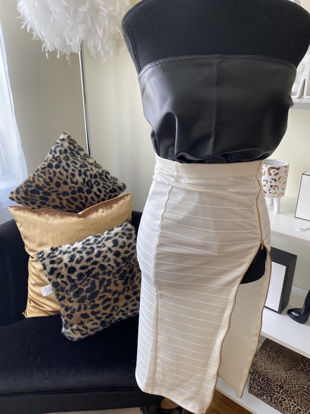 White skirt with zipper thumbnail