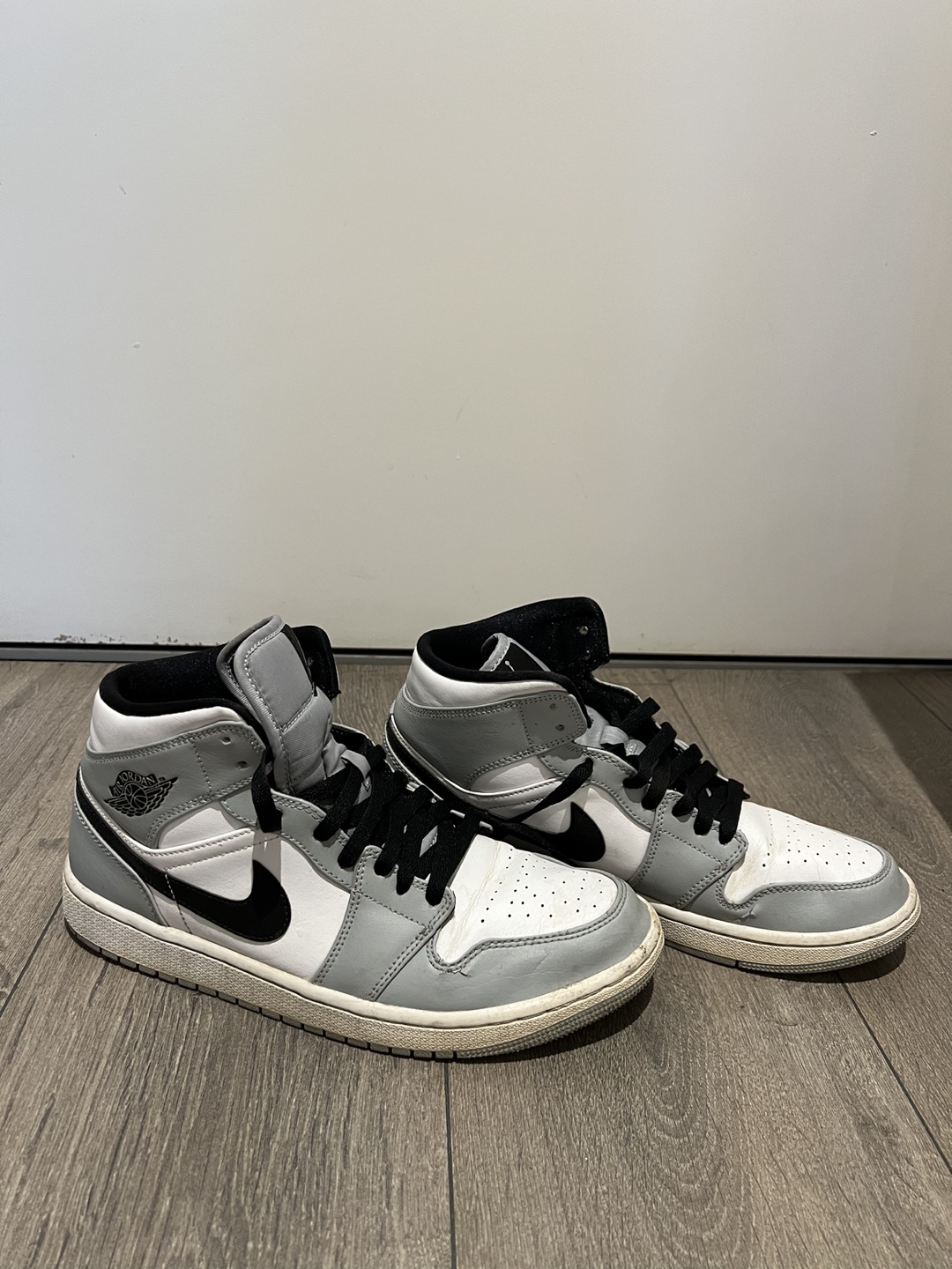 Jordan 1 Mid Light Smoke Grey