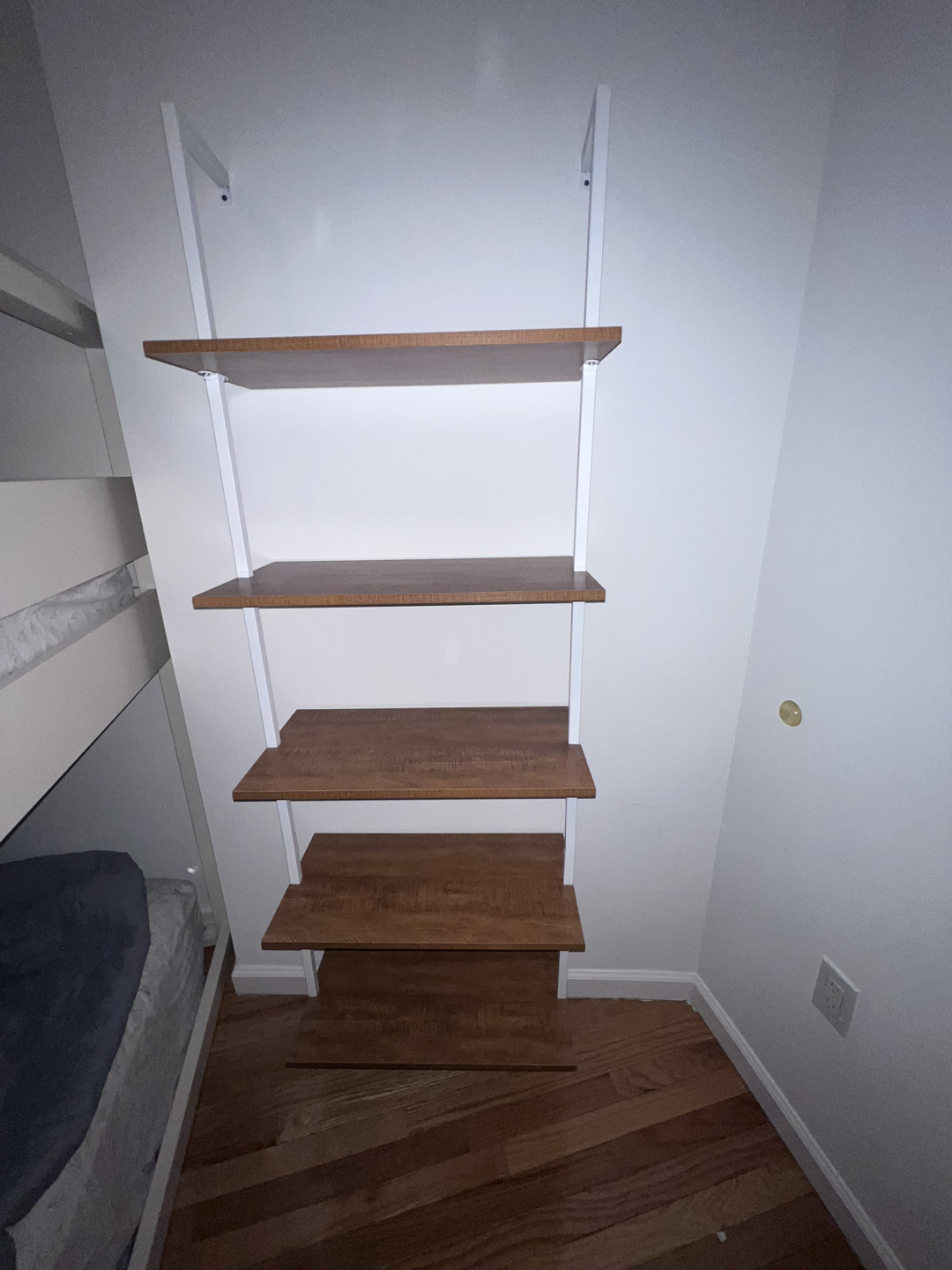 Bookshelf - photo 2