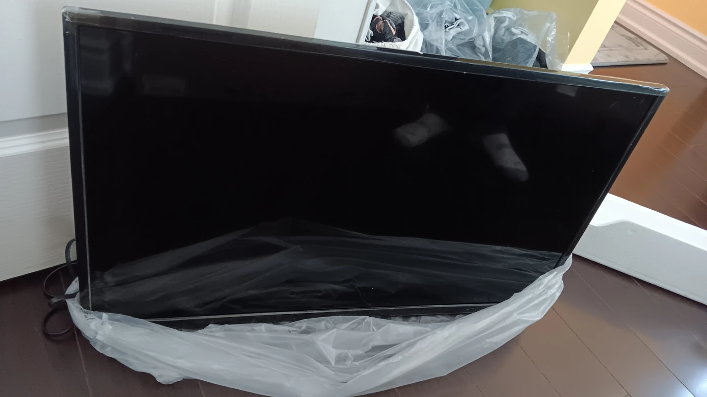 Insignia 32inch LED TV (open box, barely used)