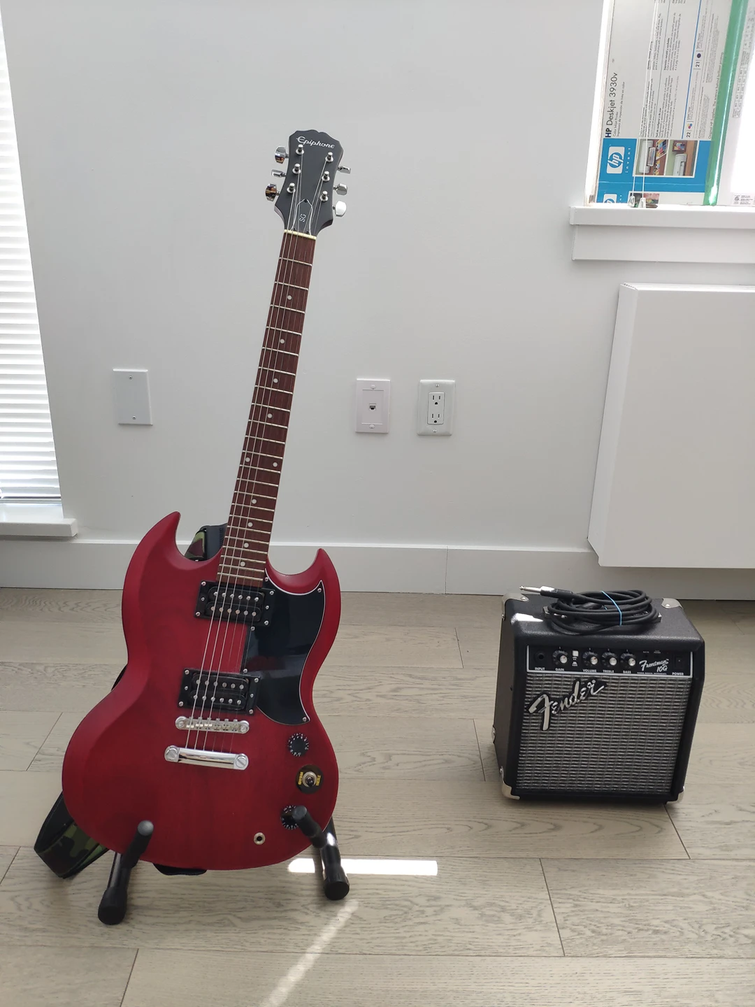 Electric Guitar: Epiphone SG E1 + Fender 10G amp + stand + bag