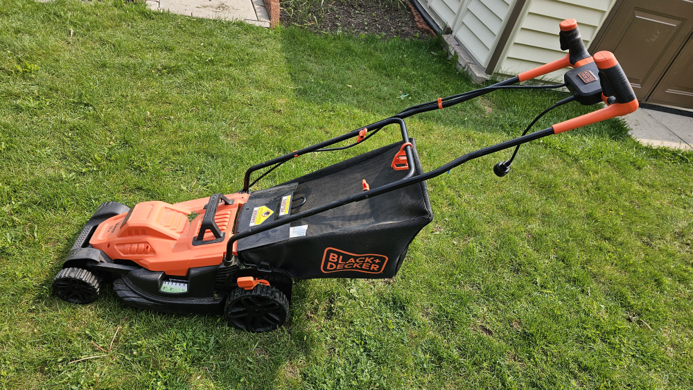Black and Decker Plug in electric lawn mower - photo 2
