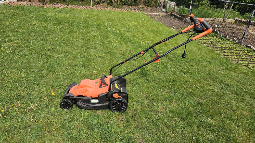 Black and Decker Plug in electric lawn mower - photo 3