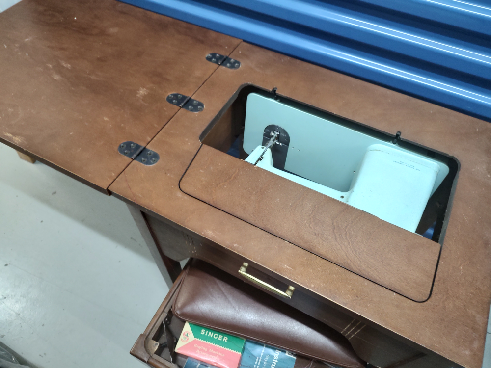 1960s vintage sewing machine with table - photo 3