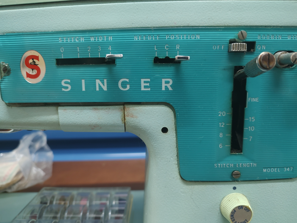 1960s vintage sewing machine with table - photo 5