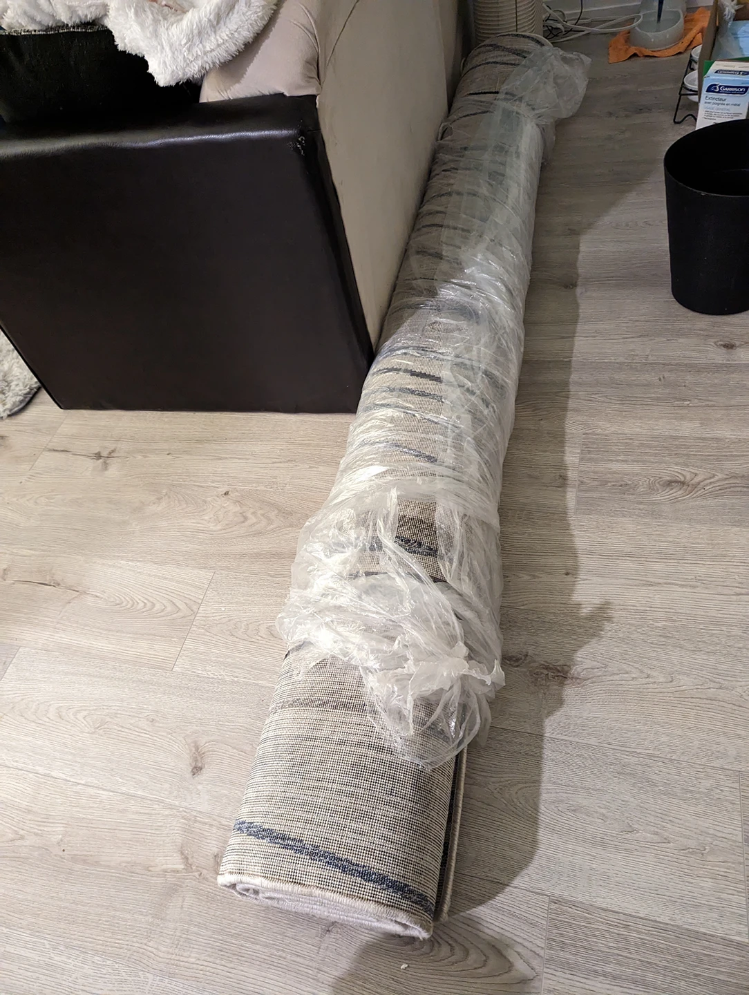 Beautiful carpet, white with color - photo 2