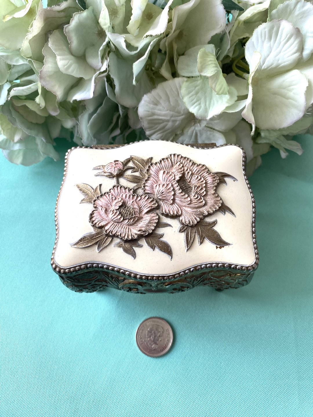 Small vintage Japanese jewelry box, beautifully made! image indicator(3)