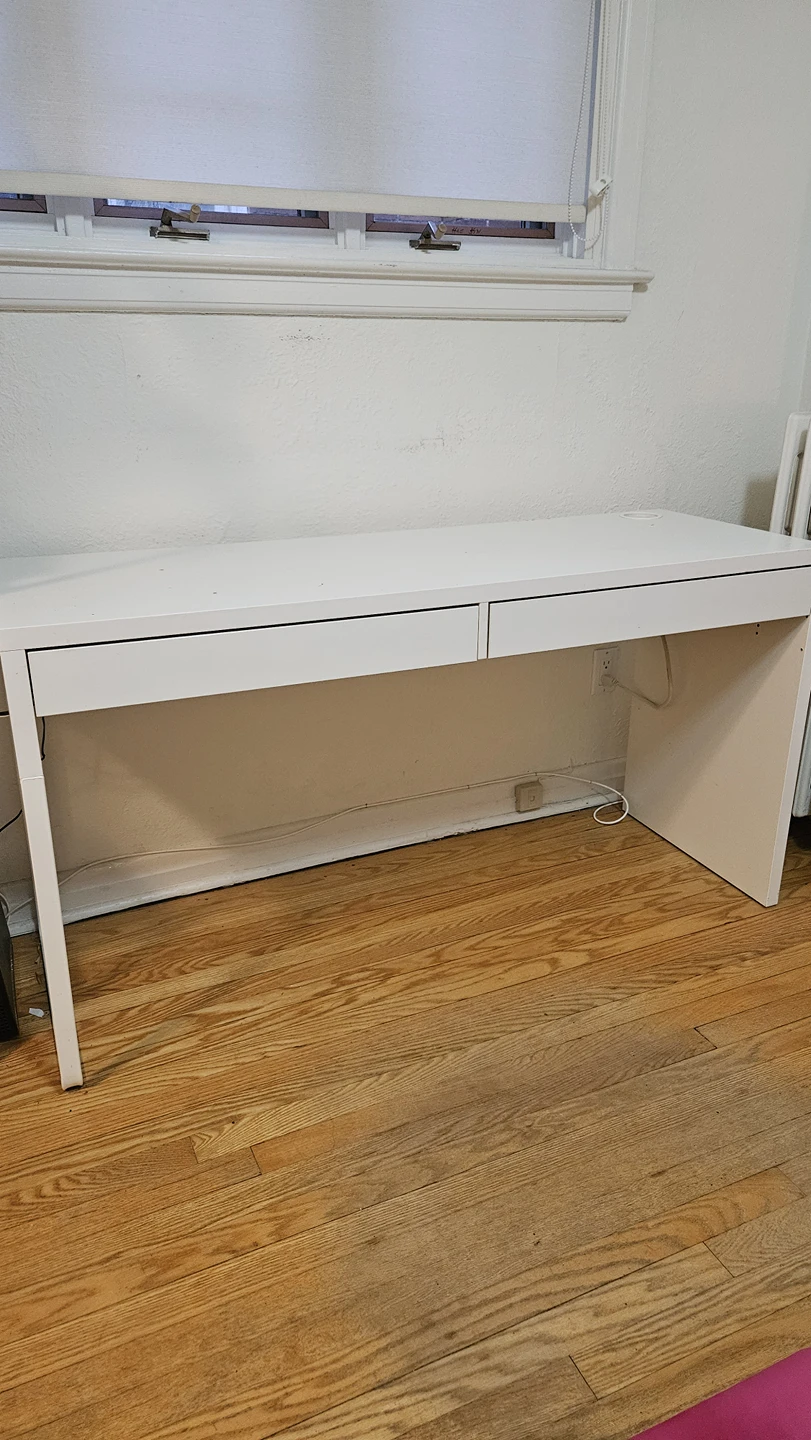Sturdy desk FREE thumbnail