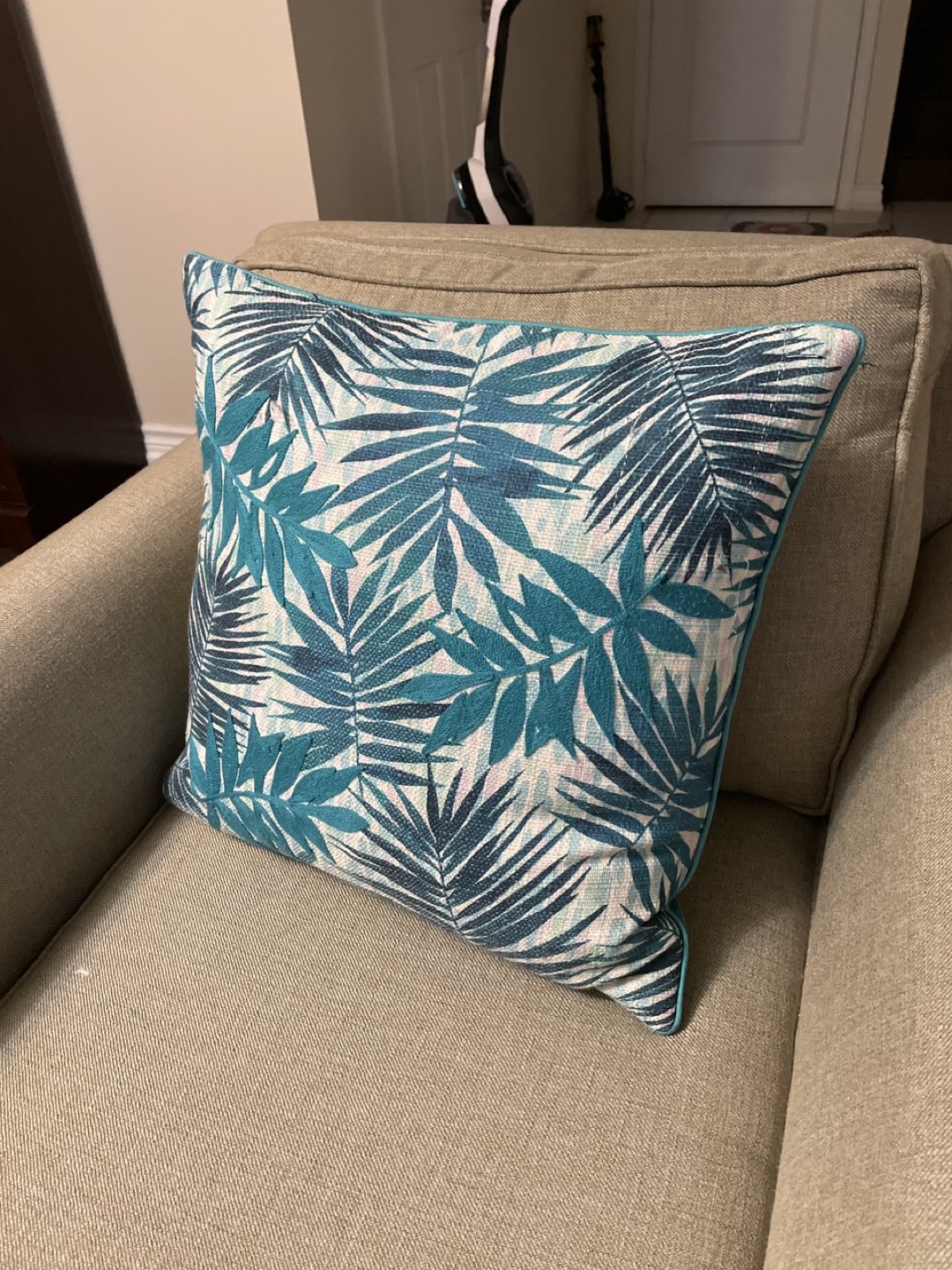 Pillow home decor like new - photo 2