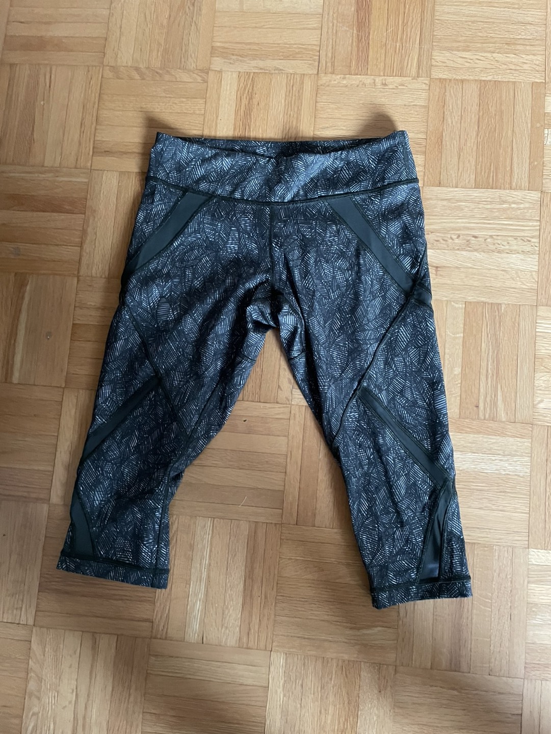 Lululemon capris size 6 thumbnail