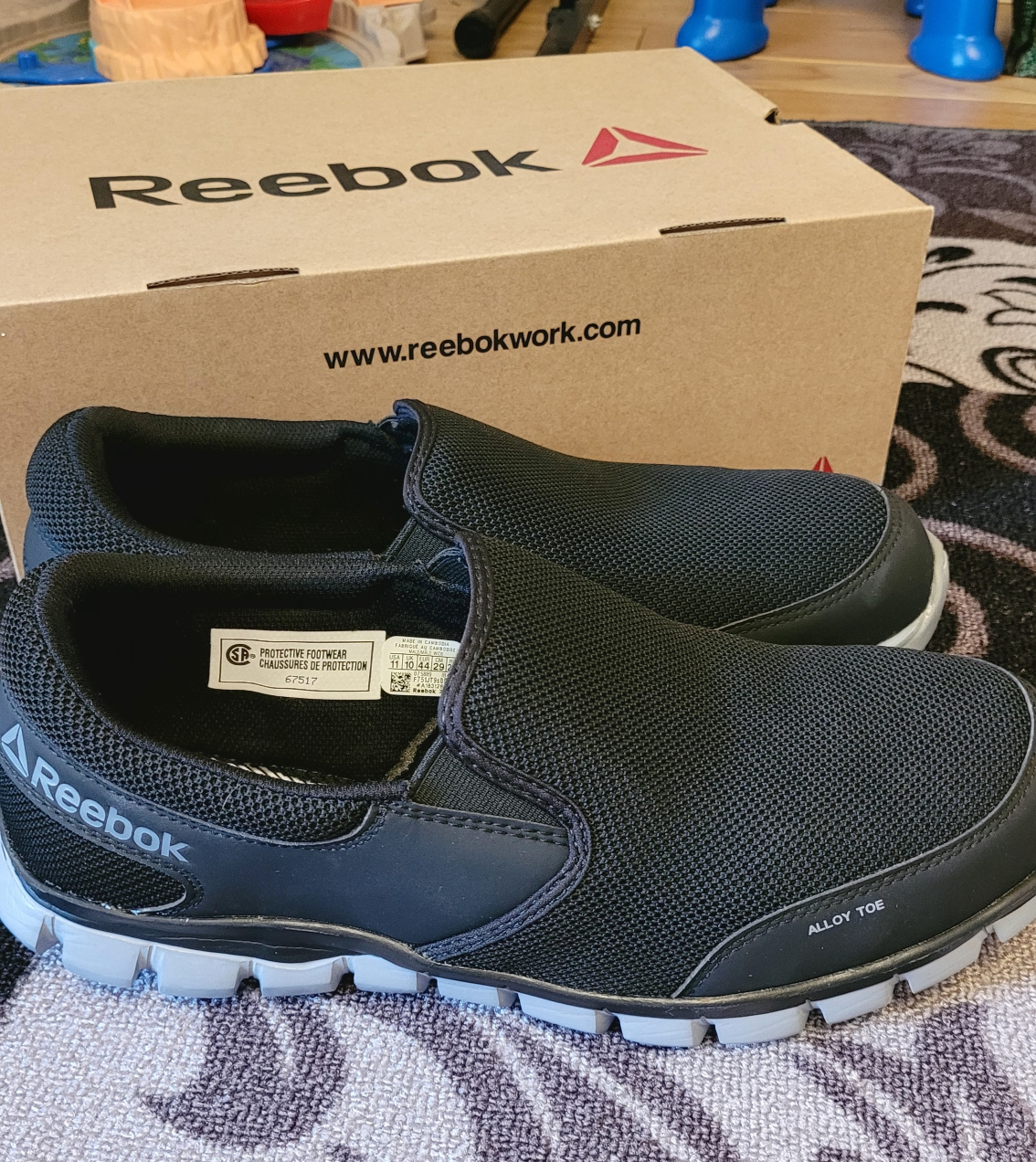 Steel toe safety shoes 