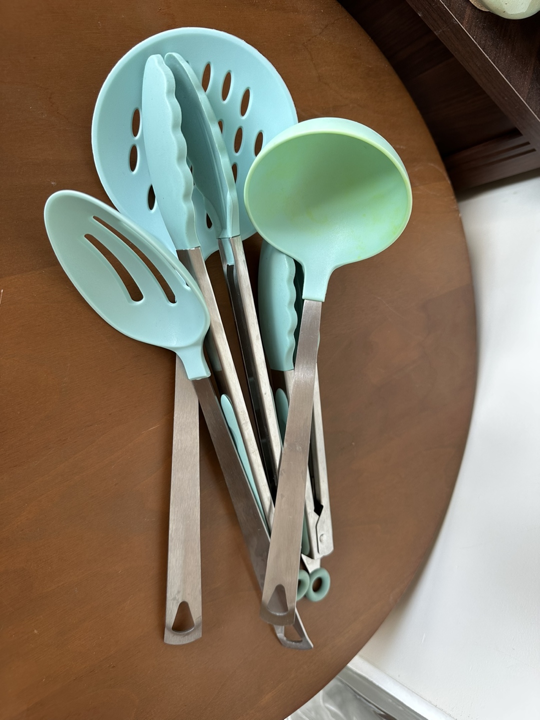Random kitchen utensils. thumbnail