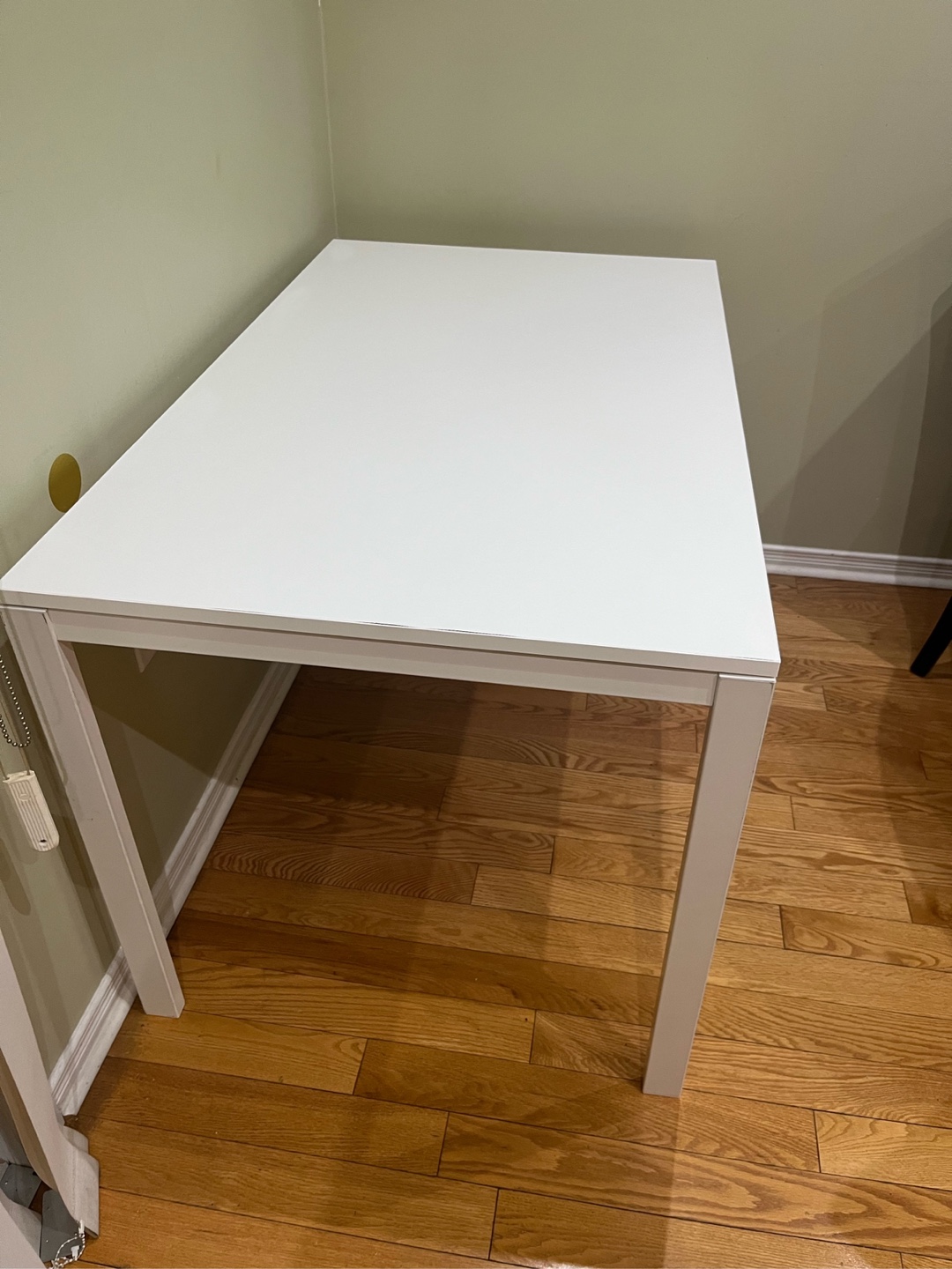 Solid white table thumbnail