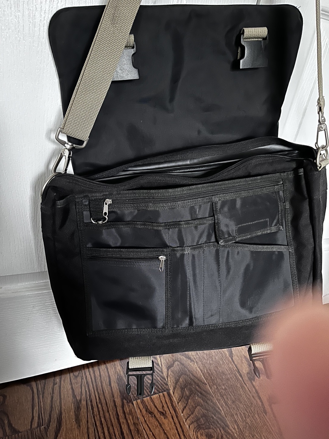 American Tourister messenger, briefcase, computer travel bag image indicator(3)