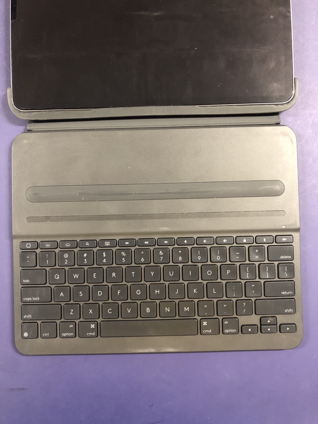 Apple iPad Pro 12.9 3rd Gen 64gb with Logitech Keyboard Case image indicator(3)