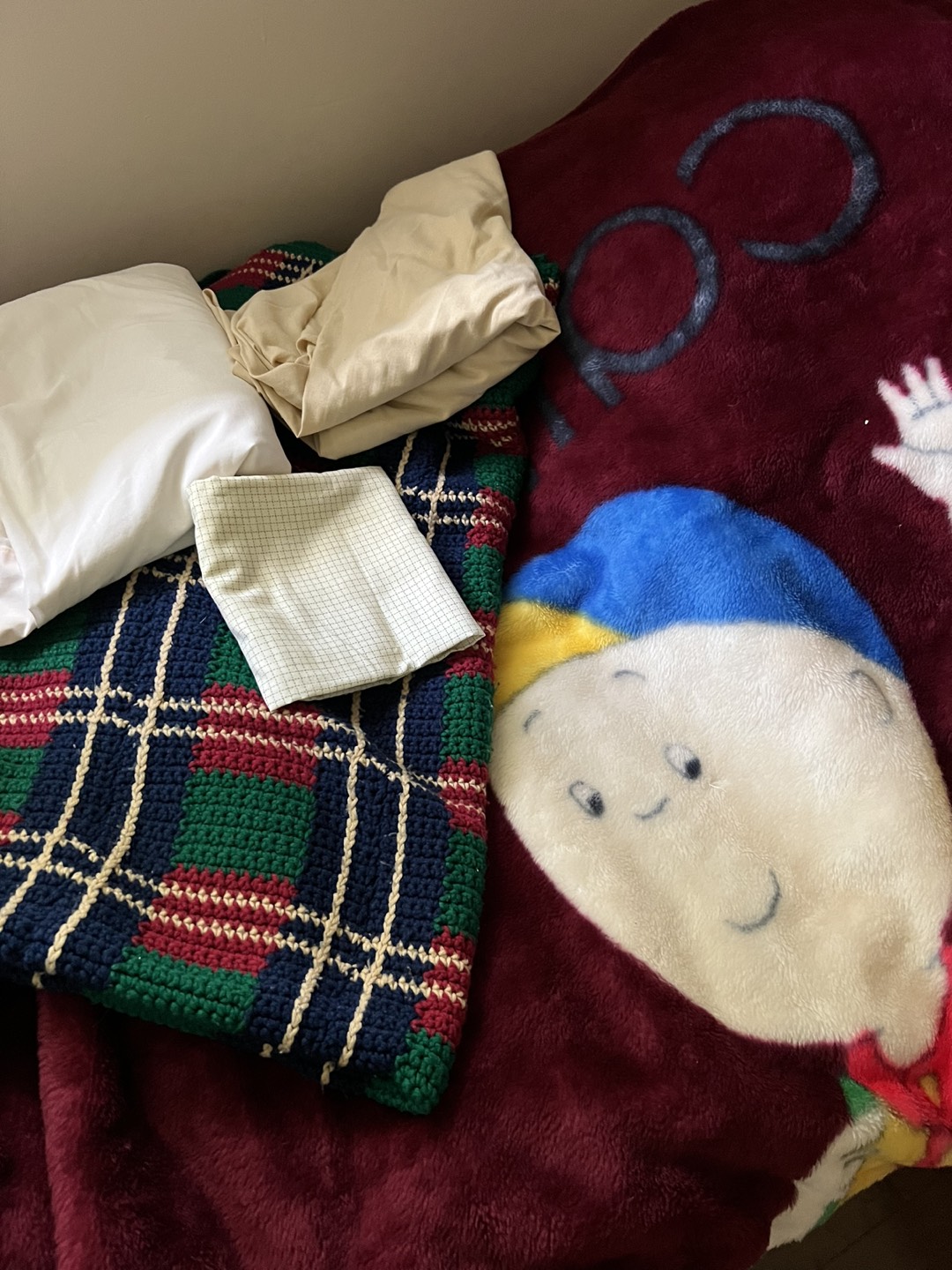 Caillou bedspread blanket with crotchet throw image indicator(5)