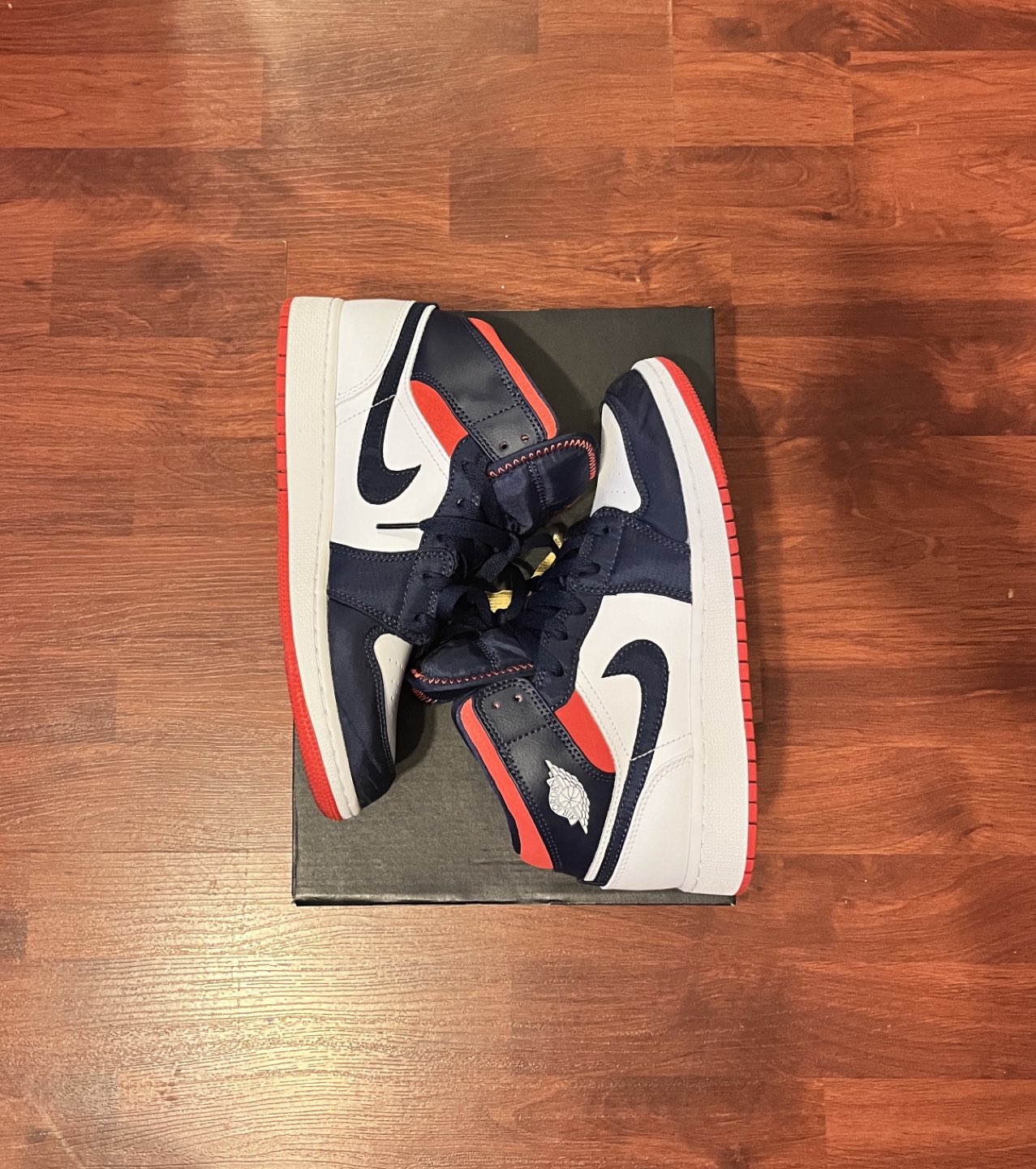 Jordan 1 Mid SE Size 6Y/7.5W