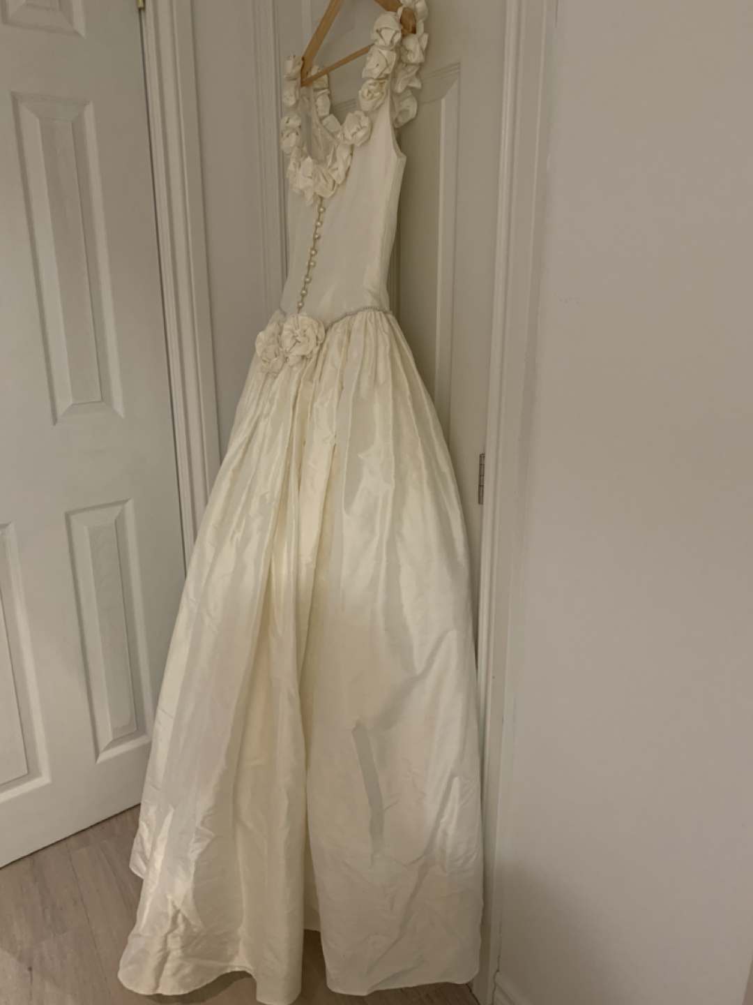 Silk Wedding Gown/Roses and Pearls  - Veil/Gloves/Purse Included - photo 4