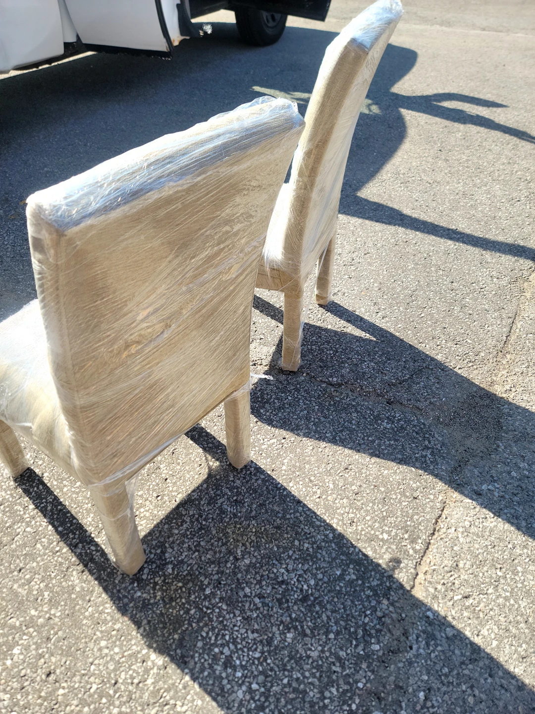 Extendable dining table with 4 Chairs. image indicator(5)