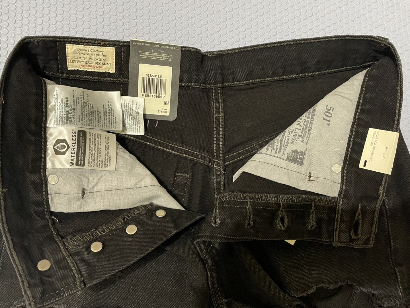 Brand new levis 501 shorts size 27 image indicator(3)
