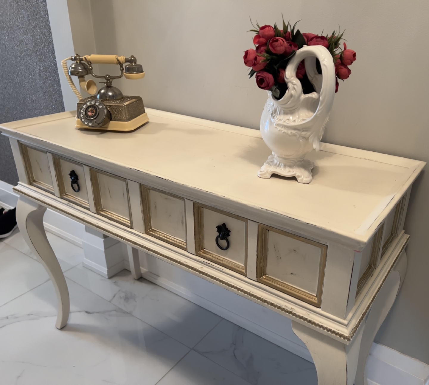 How do you say vintage shabby chic table. Excellent condition image indicator(7)