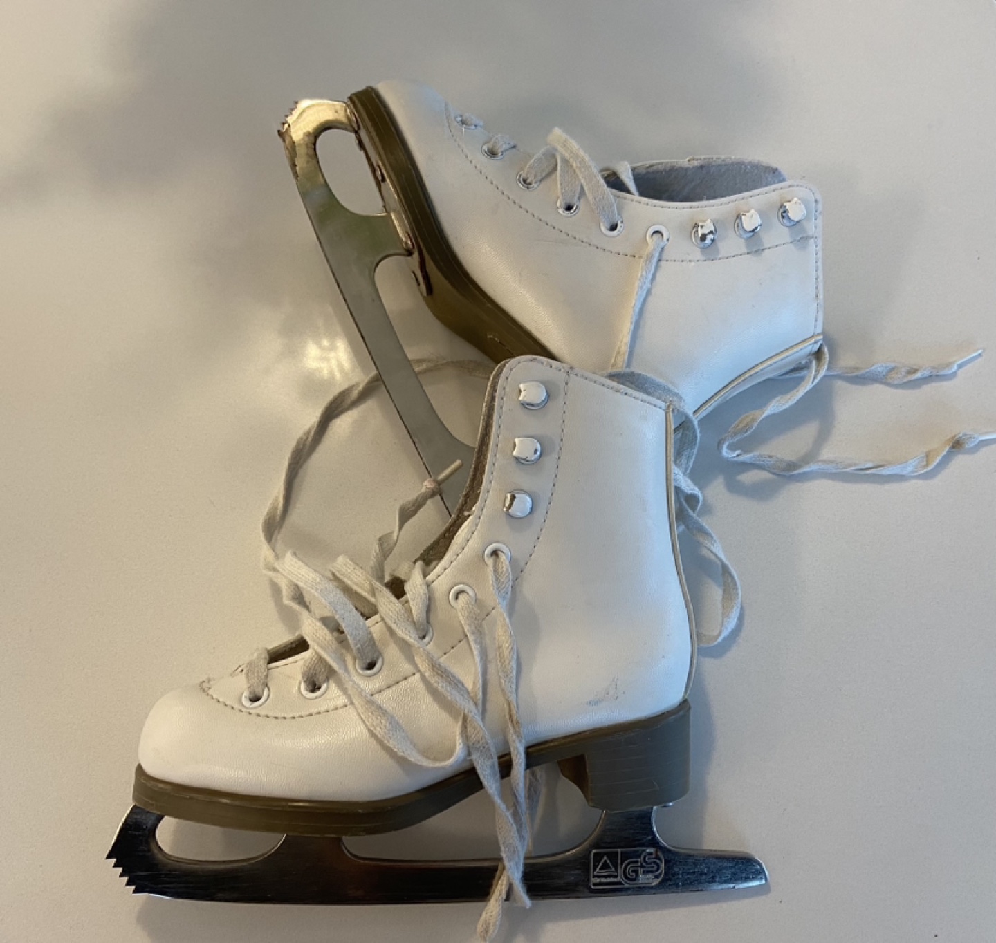 Kids ice skates thumbnail