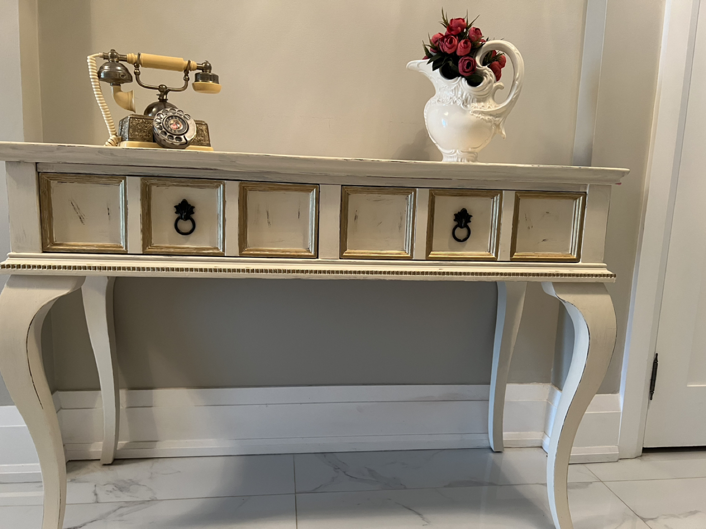 How do you say vintage shabby chic table. Excellent condition