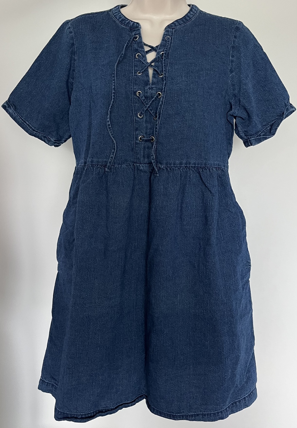 Old Navy women’s Lace-Up Medium-Wash Jean Shift Dress - S image indicator(3)