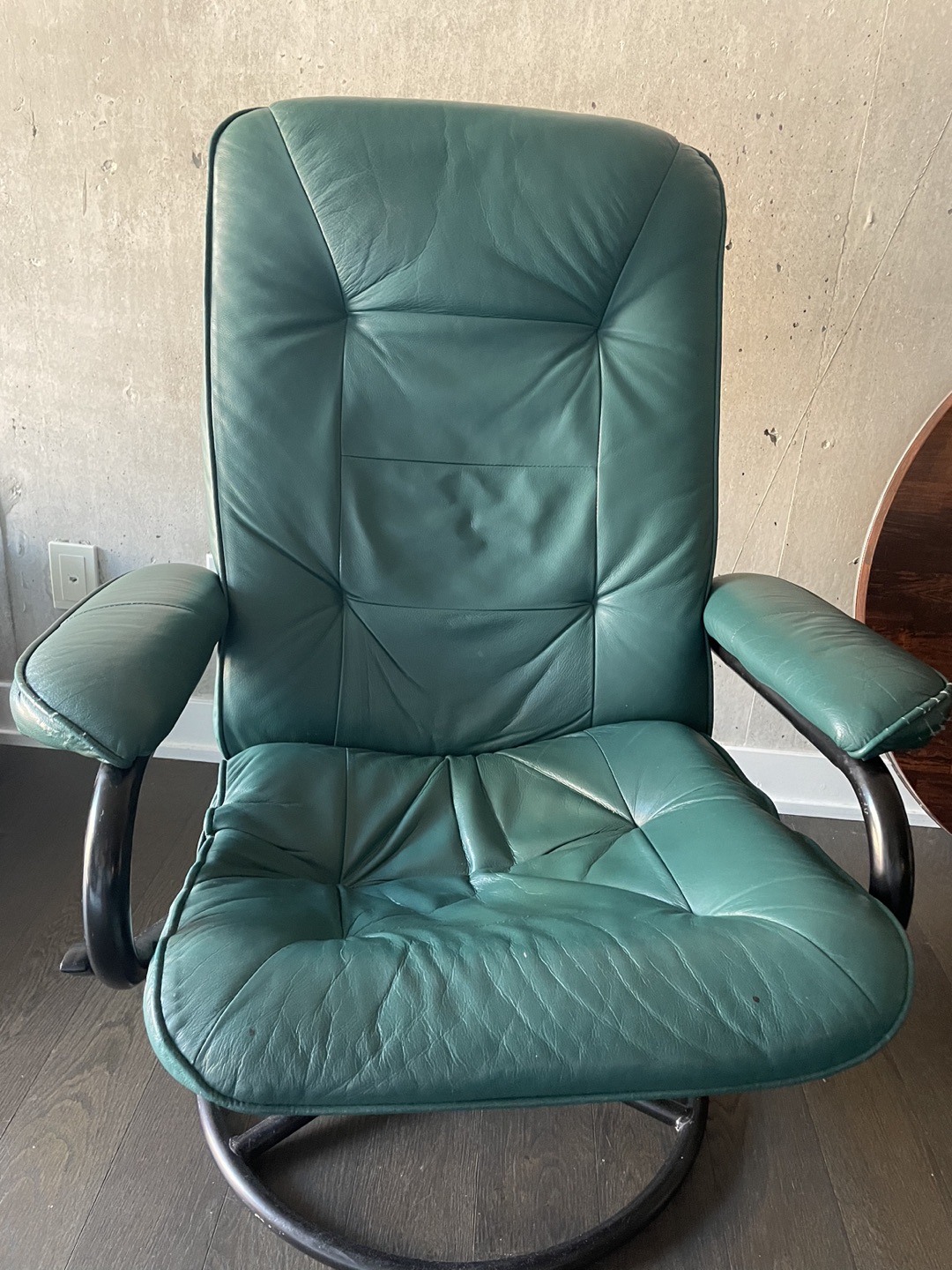 Lounge chair thumbnail