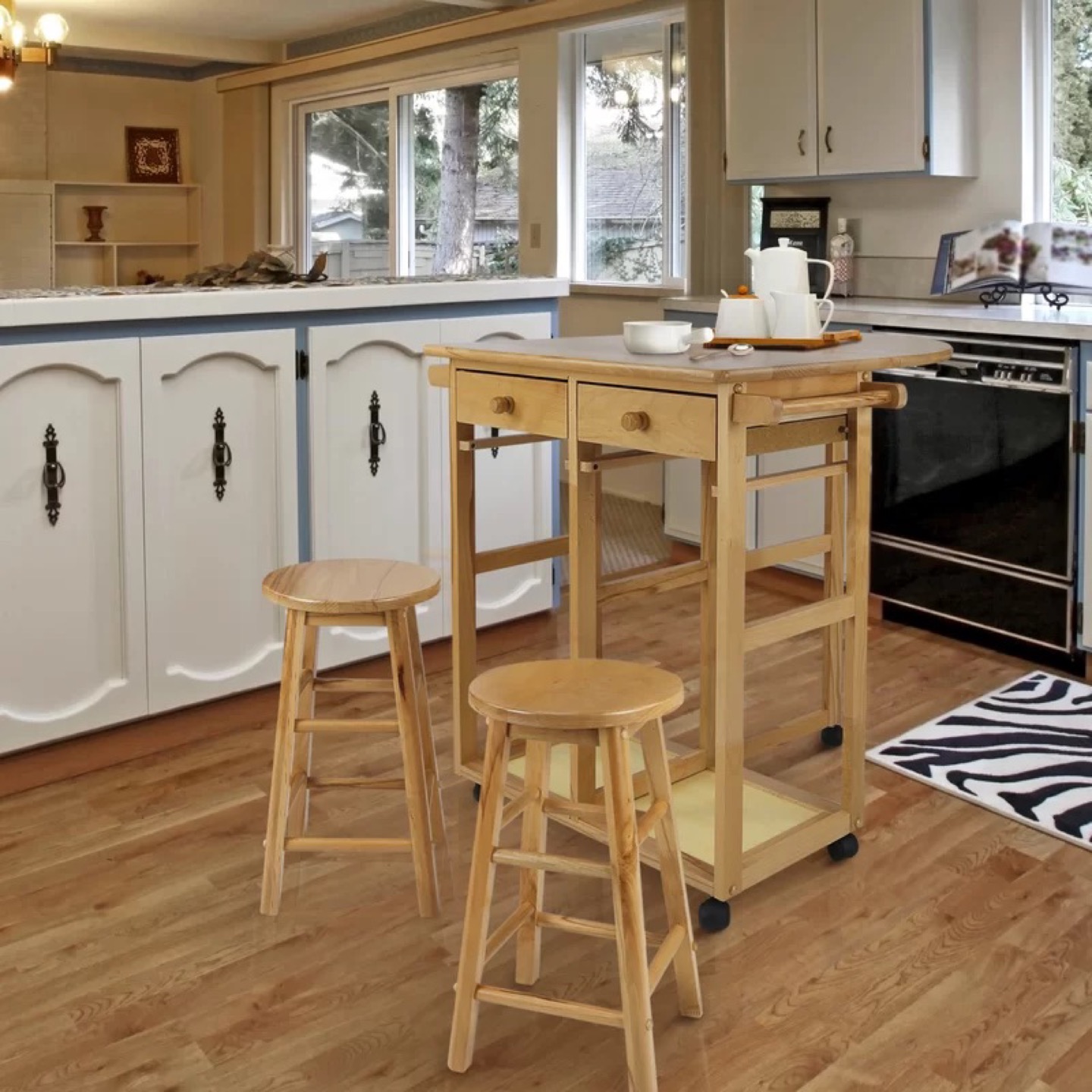 Small kitchen or patio island/cart with stools image indicator(3)