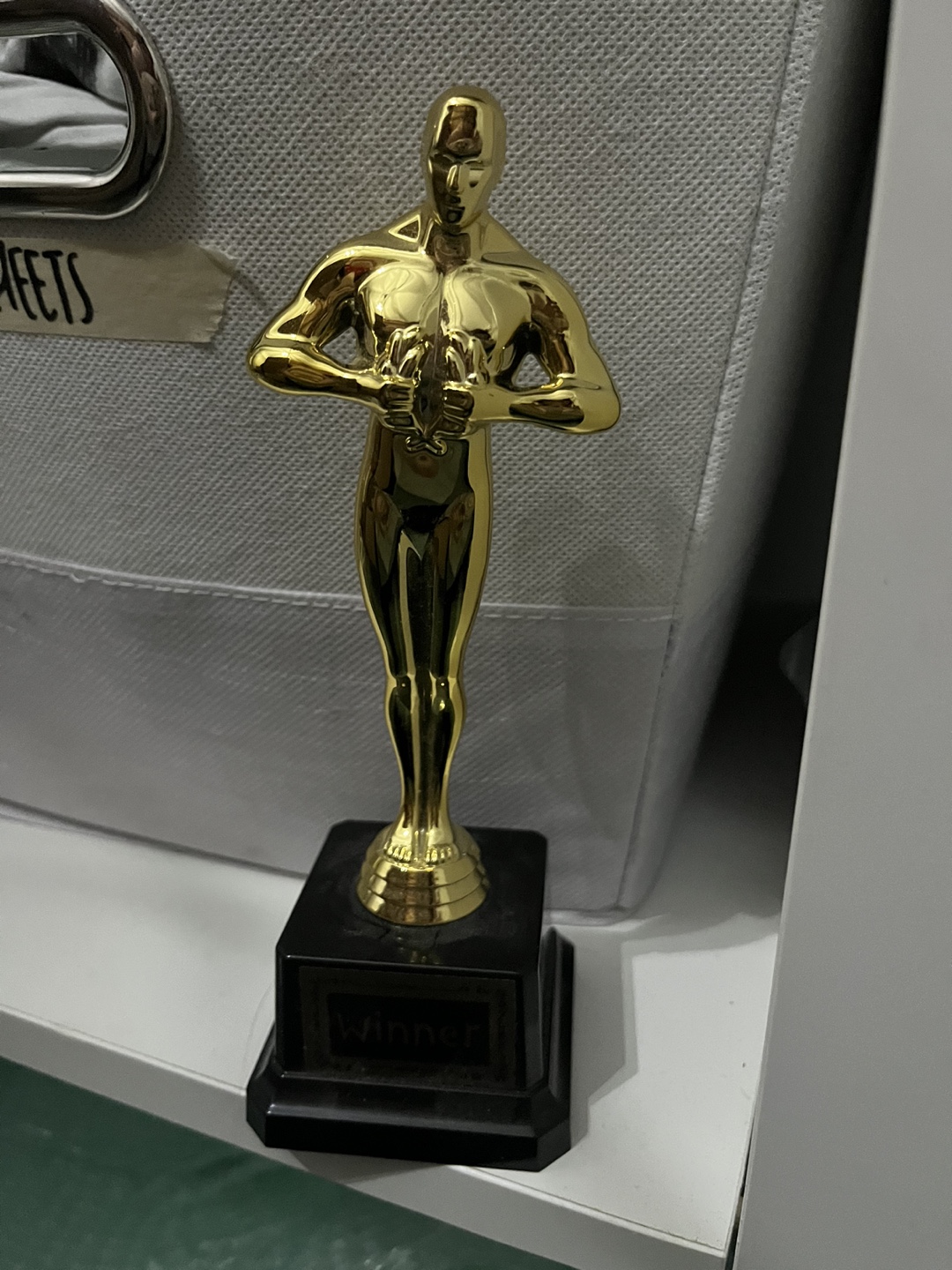 winner gold statue image indicator(2)