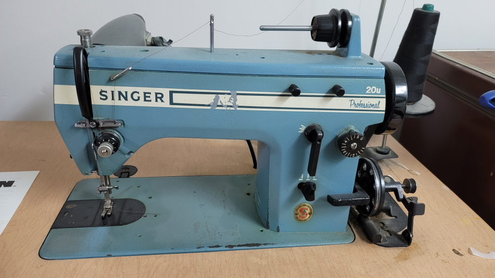Singer 20U Industrial Sewing Machine - photo 2