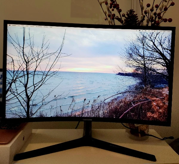 Samsung Curved Screen Monitor 27 inch thumbnail