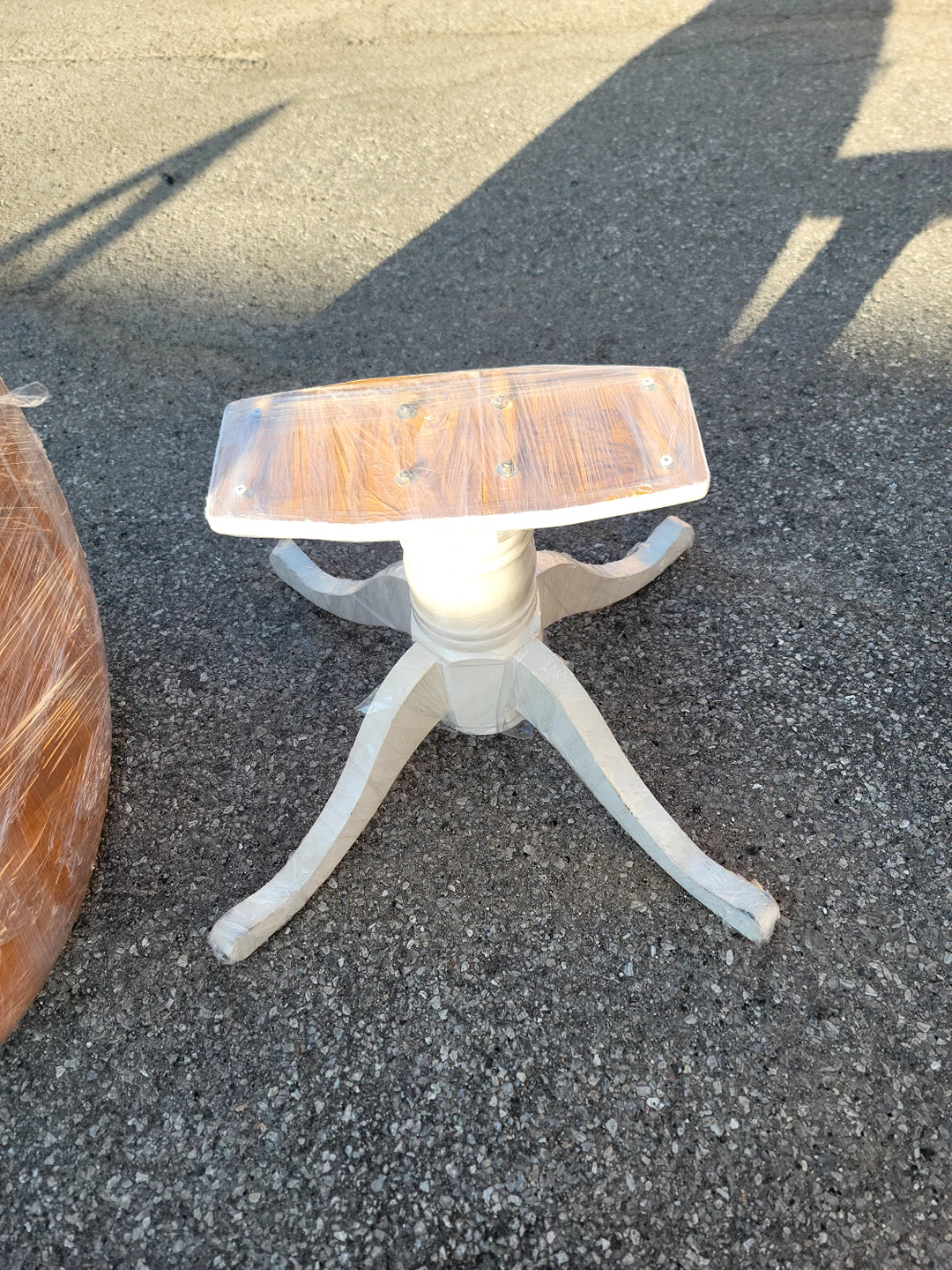 Extendable dining table with 4 Chairs. image indicator(3)