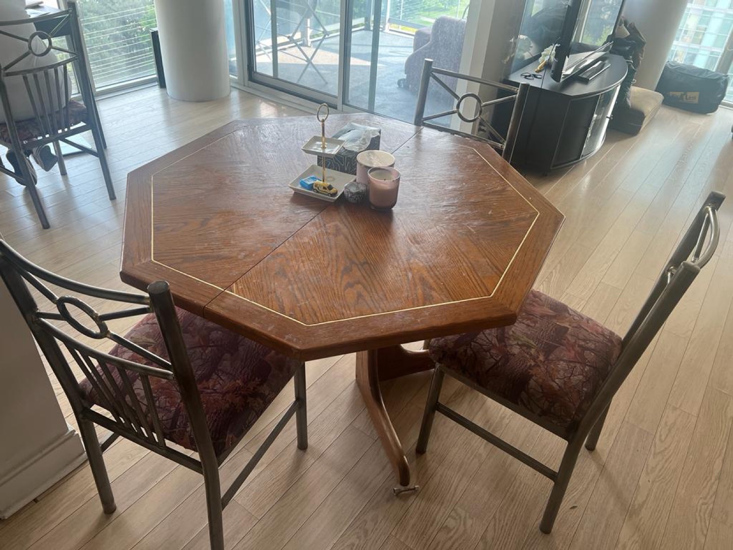 Dining Table for Sale with 4 Chairs for 70 dollars - photo 3
